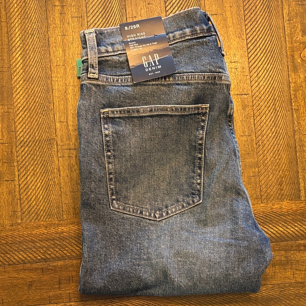NWT Gap women’s high rise, straight Jeans 8/29